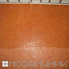 Нанесение оранжевой эпоксидной затирки на мозаику